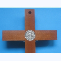Krzyż drewniany ciemny brąz  z medalem Św.Benedykta na ścianę 32 cm